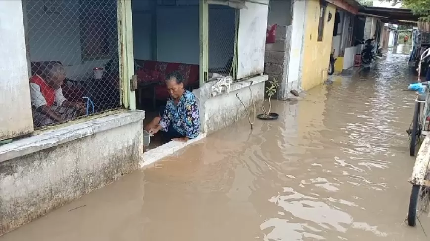 Banjir Genangi Perumahan Relokasi di Talkandang Barat, Situbondo