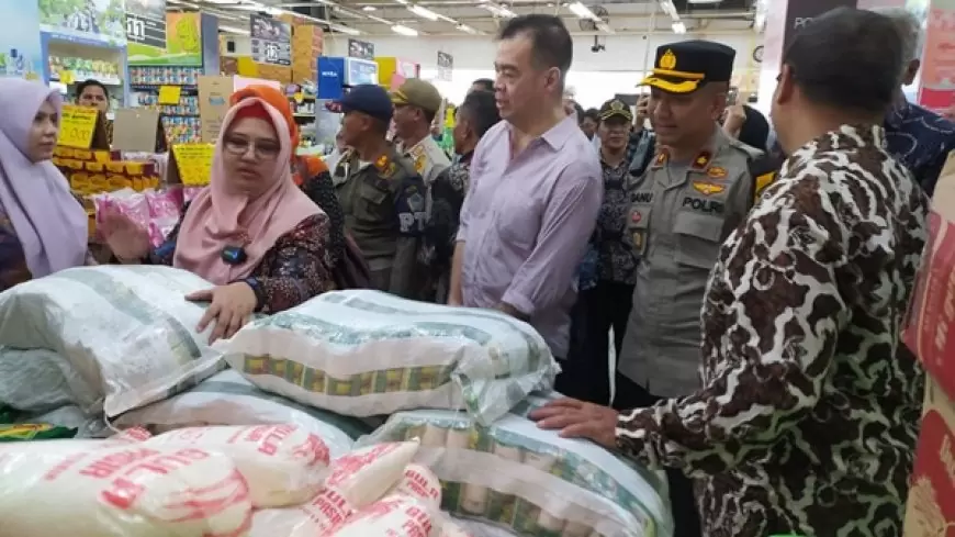 Pastikan Aman Selama Ramadan, Wabup Gresik Sidak Sembako di Pasar dan Swalayan