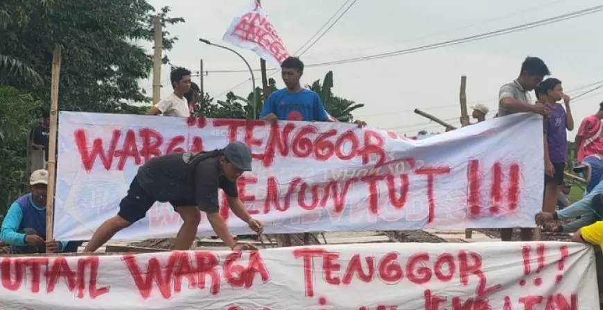 Enam Bulan Mangkrak, Ratusan Warga Gresik Unjuk Rasa Proyek Jembatan Antar Desa