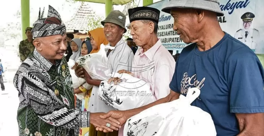 Bupati Karna Suwandi Salurkan Puluhan Ribu Paket Sembako di Bulan Ramadhan