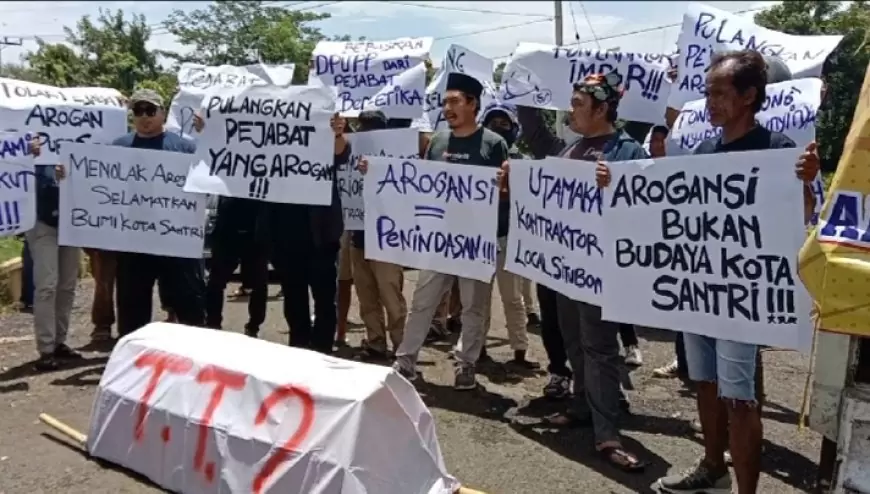 Geruduk Kantor DPUPP Situbondo, Pendemo Tuntut Pemecatan Pejabat DPUPP yang Dinilai Arogan