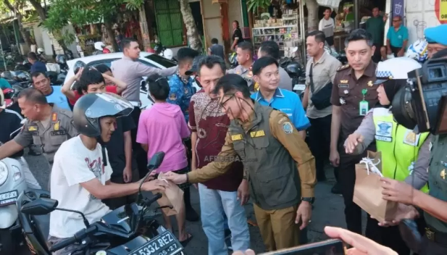 Forkopimda Tulungagung Bagikan Takjil dan Sosialisasikan Penggunaan Sepeda Motor Listrik