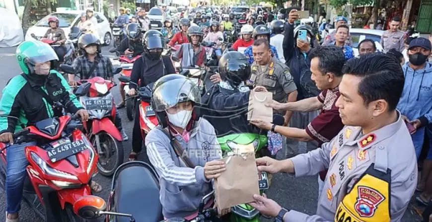 Ketua DPRD Tulungagung Turut Serta Bagikan Takjil dan Sosialisasikan Sepeda Motor Listrik