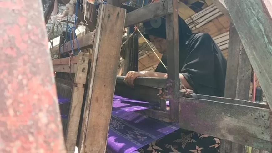 Kisah Haru Nenek Munah, Tetap Menenun Sarung Meski Rumahnya Rusak Akibat Gempa