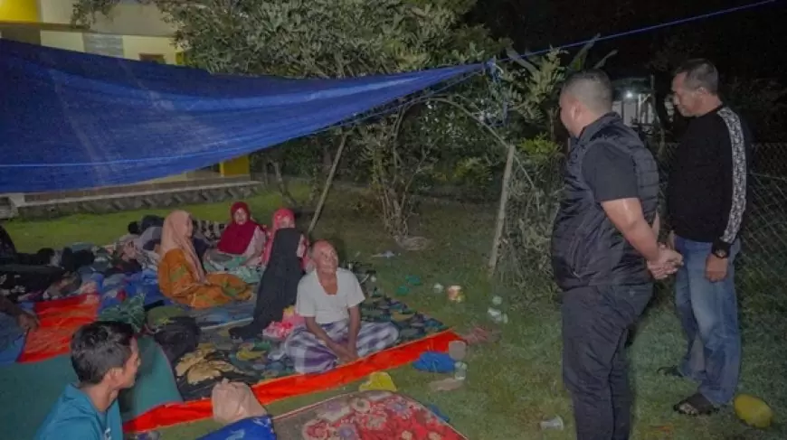 Pulihkan Trauma Korban Gempa, Bupati Gresik Datangi Langsung Warga Bawean Terdampak