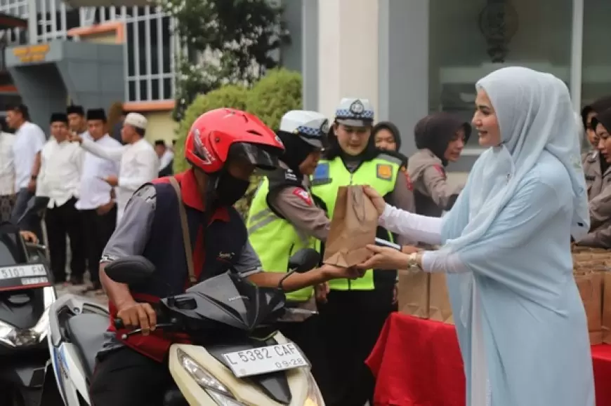 Polres Gresik Bagikan Ratusan Takjil kepada Pengendara Motor