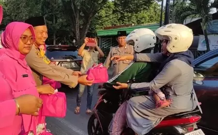 Berbagi Ramadan, Polsek Cerme dan Bhayangkari Bagikan Takjil