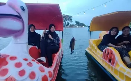 Asiknya Ngabuburit, Bermain Sepeda Air dan Memancing Ikan di Tambak Cafe Nol Kilometer Perbatasan Kota Gresik