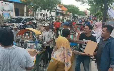 Sinergi KWG bersama Wabup Gresik Salurkan Bingkisan 100 Abang Becak