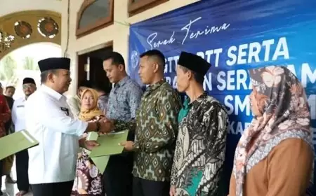 Bupati Hendy Serahkan SK GTT/PTT dan Nakes 