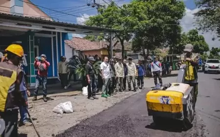 Bupati Hendy Tinjau Perbaikan Jalan Desa Mumbulsari