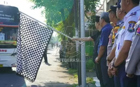 Bupati Arifin Berangkatkan Tujuh Bus Arus Balik Gratis, Tujuan Surabaya