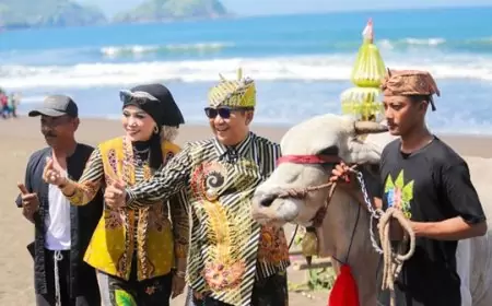 Nikmati Parade Pegon 2024 di Pantai Watu Ulo, Bupati Hendy: Untuk Mensejahterakan Warga Jember