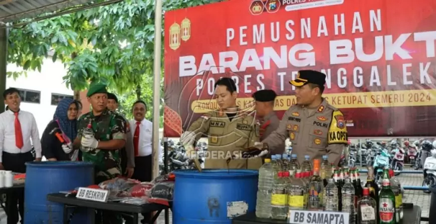 Polres Trenggalek Musnahkan Ribuan Botol Miras dan Narkoba Hasil Operasi Pekat Semeru 2024