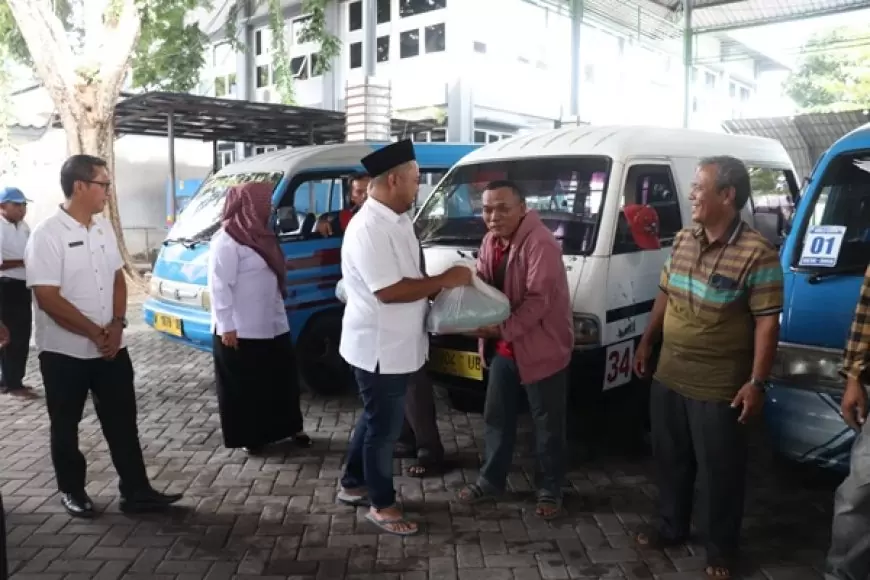 Pemkab Gresik Salurkan Ratusan Paket Sembako untuk Sopir Angkutan Umum
