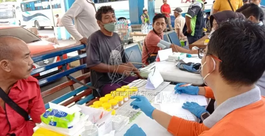 Pastikan Arus Mudik Aman, Sopir Bus di Terminal Situbondo Jalani Pemeriksaan Kesehatan dan Tes Urine