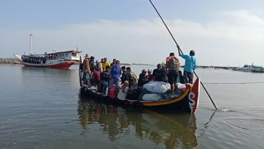 Pemudik Memilih Kapal Kayu di Pelabuhan Kalbut karena Keterbatasan Tiket Online