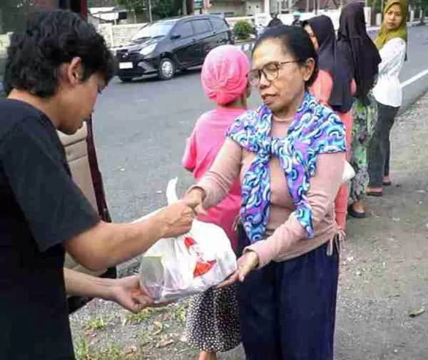 Komunitas K5 Art Project Bagi 100 Sembako, Dengungkan Sosok Pemimpin Masa Depan Bondowoso