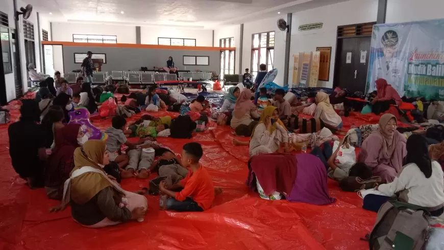 Tak dapat Beli Tiket Kapal, Pemudik Terlantar di Pelabuhan Jangkar Situbondo