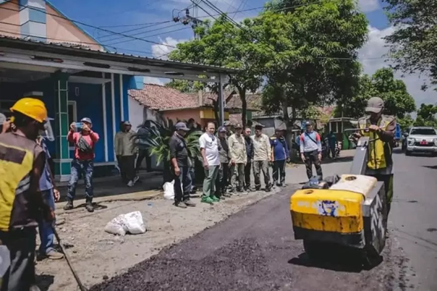 Bupati Hendy Tinjau Perbaikan Jalan Desa Mumbulsari