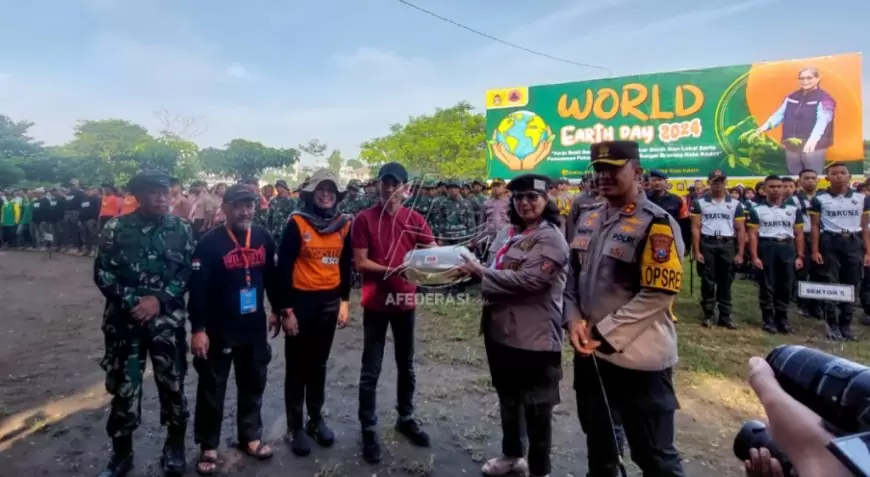 Bersih Sungai Brantas Hingga Tabur Benih Ikan Warnai Peringatan Hari Bumi 2024 di Kota Kediri