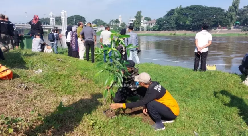 Bersih Sungai Brantas Hingga Tabur Benih Ikan Warnai Peringatan Hari Bumi 2024 di Kota Kediri