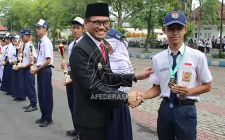 Peringati Hardiknas 2024, Pj Bupati Heru Suseno Berikan Penghargaan Terhadap Puluhan Pelajar Berprestasi