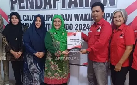 Nyai Khoirani Ambil Formulir Pendaftaran Bacawabup Situbondo di Kantor PDI-P