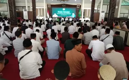 Kiai Azaim Pesan Lanjutkan Kebaikan di Sela Halal Bihalal Pemkab Bondowoso