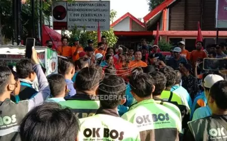 Yusuf Rio Bakal Calon Bupati Situbondo Kembalikan Berkas Pendaftaran, Didampingi Ratusan Ojek Online