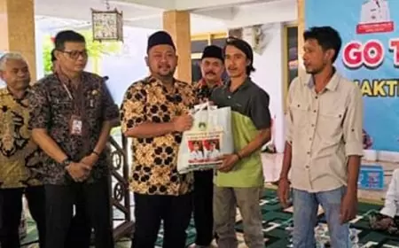 Nelayan Pantura Tidak Bisa Melaut Akibat Cuaca Buruk, Bupati Gresik Salurkan Ribuan Paket Sembako