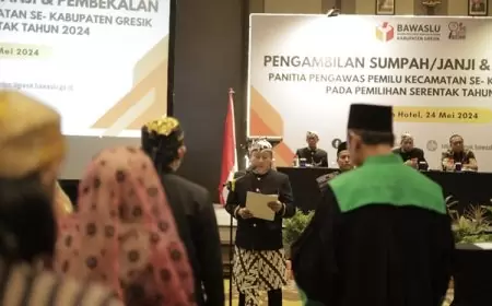 Memakai Baju Adat, sebagai Simbol Politik Berbudaya, Bawaslu Gresik Lantik 54 Panwascam