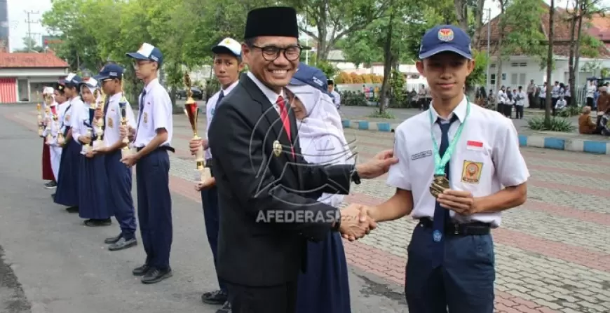 Peringati Hardiknas 2024, Pj Bupati Heru Suseno Berikan Penghargaan Terhadap Puluhan Pelajar Berprestasi
