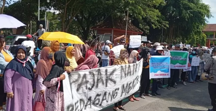 Geruduk Pendopo, Pedagang Pasar Trenggalek Protes Kenaikan Retribusi Pajak