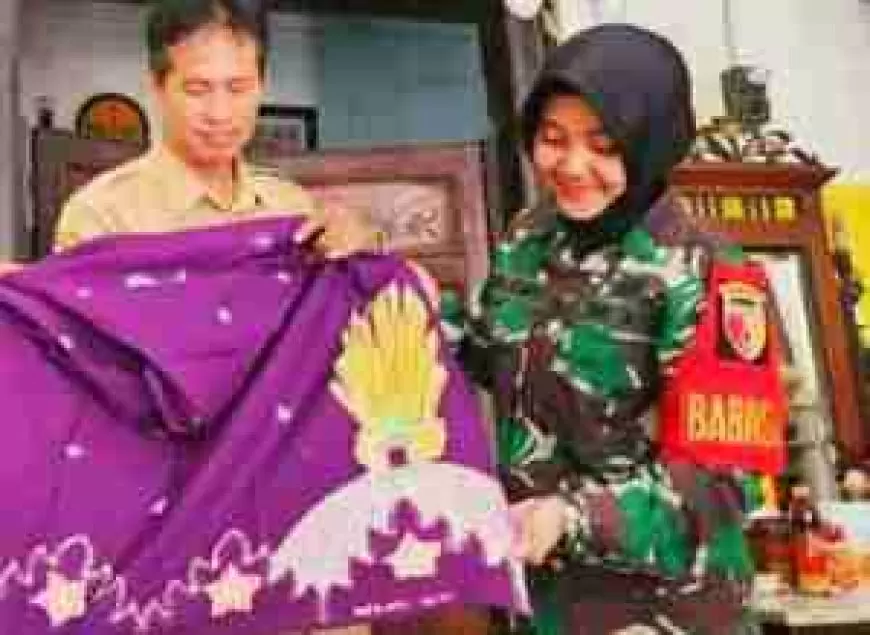 Babinsa Cantik Kodim 0817 Gresik Aktif  Monitoring Dan Bina Perajin Batik Gresik