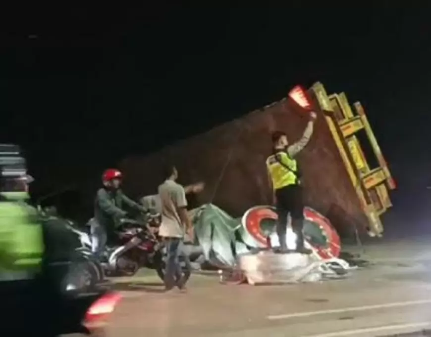 Laka Adu Banteng di Gresik, Polisi Temukan Tiga botol Miras, Sopir Minibus Ekspedisi Diduga Mabuk