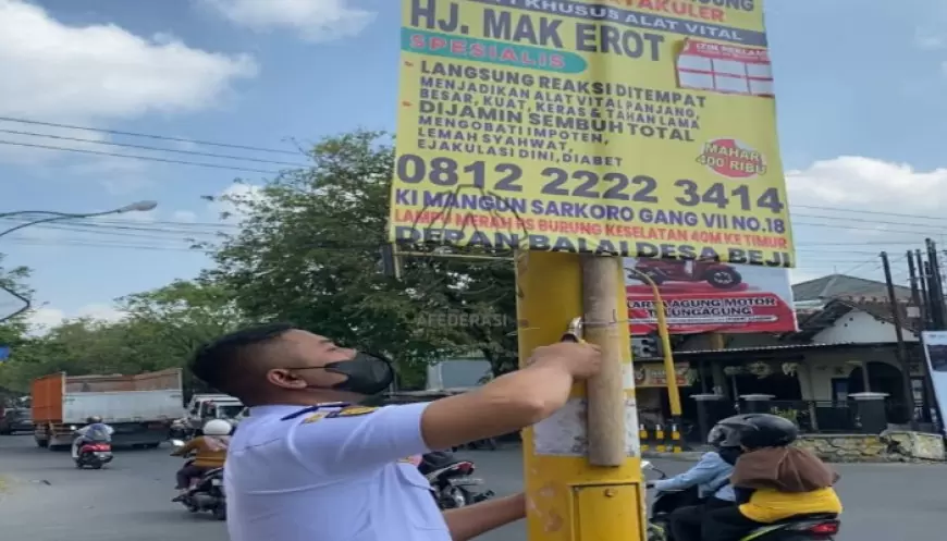 Dishub Tulungagung Sita Reklame Pijat Mak Erot yang Melanggar Aturan