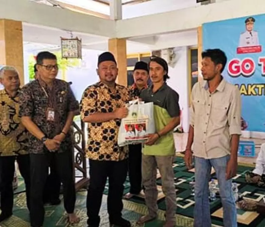 Nelayan Pantura Tidak Bisa Melaut Akibat Cuaca Buruk, Bupati Gresik Salurkan Ribuan Paket Sembako
