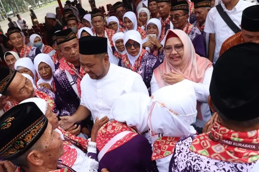 Pelepasan Jamaah Haji Kabupaten Gresik  Tahun 2024 dipenuhi Suasana Haru 