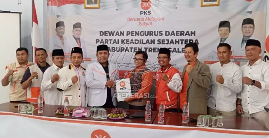 Rizky Sembada Kembalikan Formulir Pendaftaran Bacawabup Trenggalek ke PKS