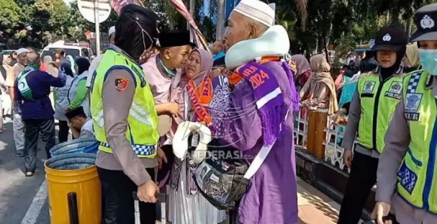 Bupati Situbondo Berangkatkan Ratusan CJH Menuju Asrama Haji