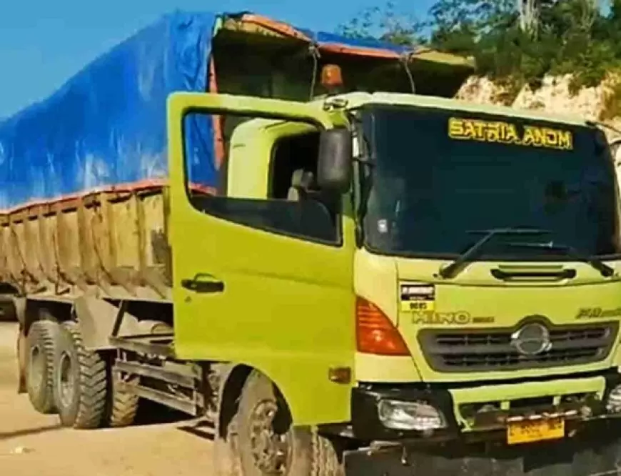 Mobilnya Ringsek Akibat Ditabrak Dumptruk Tiga Bintang Putra, Korban Geram Sudah 2 Bulan Tak Kunjung Diperbaiki