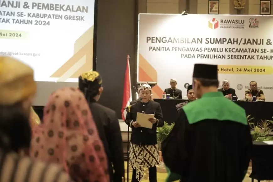Memakai Baju Adat, sebagai Simbol Politik Berbudaya, Bawaslu Gresik Lantik 54 Panwascam