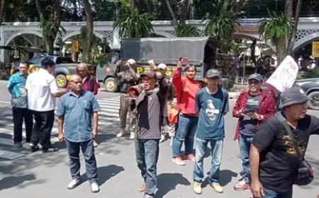 Jurnalis Gresik Bersatu Unjuk Rasa dan Gelar Teatrikal Tolak Revisi RUU Penyiaran 