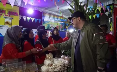 Hadiri Pencak Dor, Mas Dhito Fasilitasi Perizinan Pelaku UMKM di Desa Duwet 