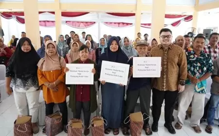 Mas Dhito Salurkan Bantuan Tunai untuk Pengembangan Usaha PKL