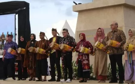 Pj Bupati Tulungagung Apresiasi Kemeriahan East Java Fashion Harmony IV 2024 di Pantai Midodaren