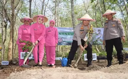 Peringati Hari Bhayangkara ke-78, Polres Trenggalek Gelar Penanaman Pohon di Hutan Kota