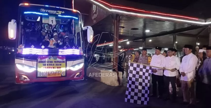 Pj Bupati Tulungagung Berangkatkan 3 Kloter Calon Jamaah Haji