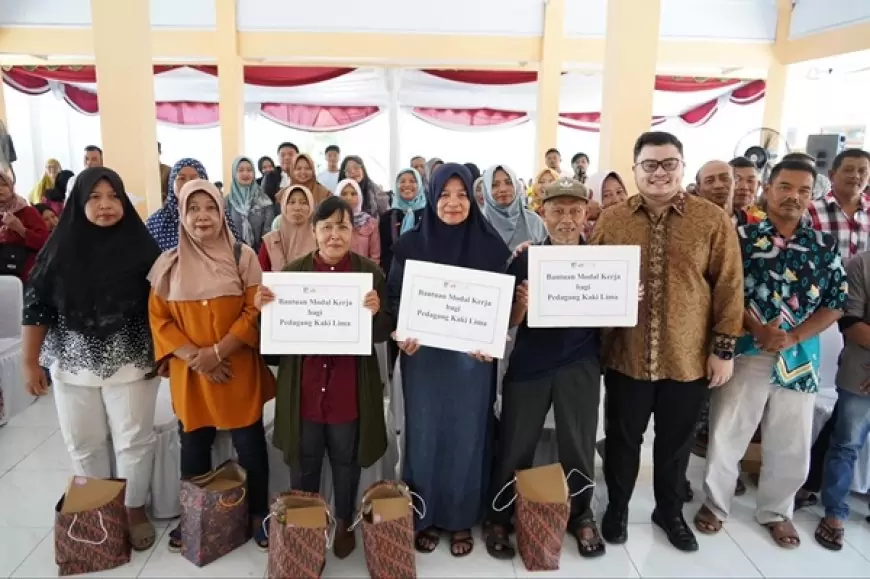 Mas Dhito Salurkan Bantuan Tunai untuk Pengembangan Usaha PKL